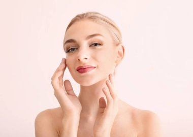 Güzel genç kadın portresi açık açık renkli deri