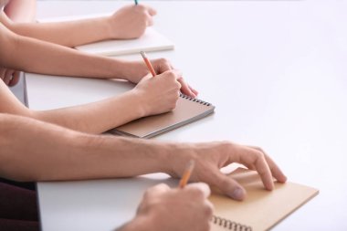 Birlikte kapalı çalışan gençler. Birlik kavramı