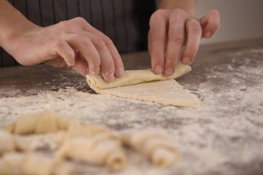 Kruvasan tablo hazırlama kadın