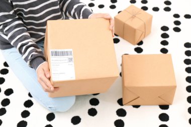 Parsel kutuları kapalı olan kadın