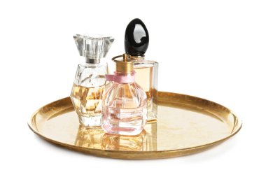 Beyaz arka plan üzerinde parfüm şişeleri ile metal tepsi