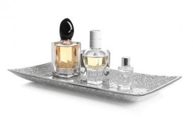 Beyaz arka plan üzerinde parfüm şişeleri ile tepsi