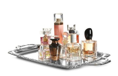 Beyaz arka plan üzerinde parfüm şişeleri ile metal tepsi