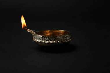 Diwali diya veya kil lamba koyu arka plan üzerinde
