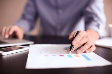 Office, closeup masada çalışan adam. Finansal ticaret kavramı