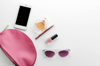 Beyaz arka plan üzerinde parfüm, smartphone ve kozmetik ürünler şişe