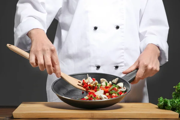 Kvinnlig kock i uniform matlagning, närbild — Stockfoto