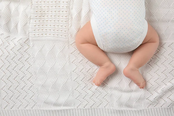 Niedliches kleines Baby liegt auf Plaid zu Hause — Stockfoto