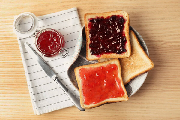 Вкусные тосты со сладким джемом на столе
