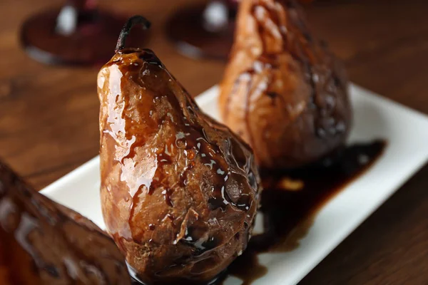 Postre de pera con salsa de chocolate en el plato, primer plano — Foto de Stock