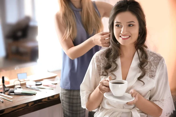 Kuaför gelin ona düğün salonunda önce hazırlama