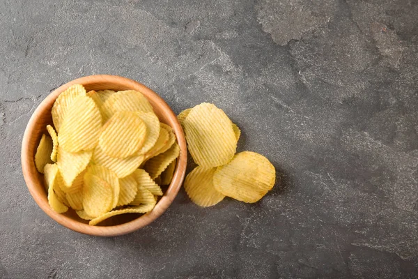 Cuenco con papas fritas crujientes en la mesa gris, vista superior —  Fotos de Stock