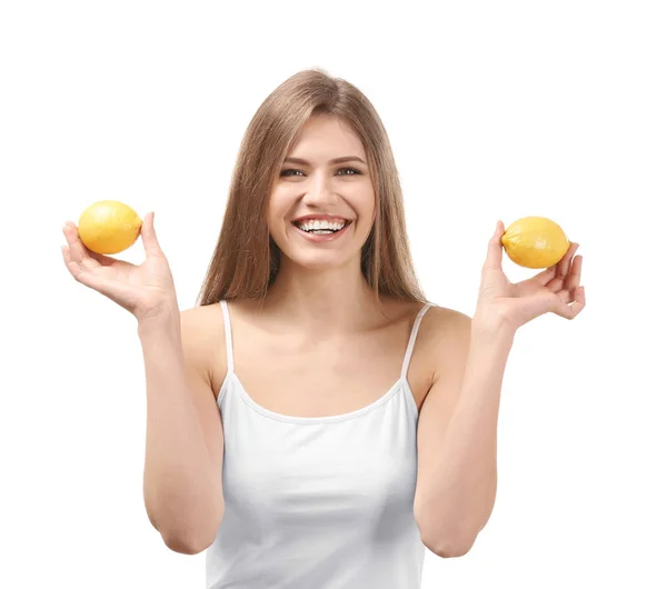 Schöne Junge Frau Mit Reifen Zitronen Auf Weißem Hintergrund — Stockfoto