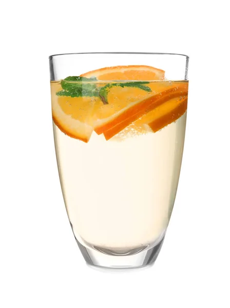 Bicchiere di limonata fresca arancione su sfondo bianco — Foto Stock