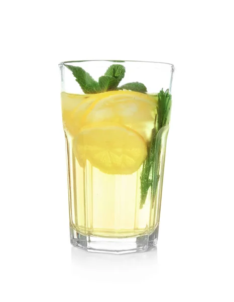 Copo de limonada fresca sobre fundo branco — Fotografia de Stock