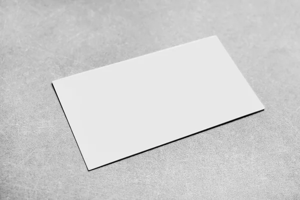 Tarjeta de visita en blanco sobre fondo gris — Foto de Stock