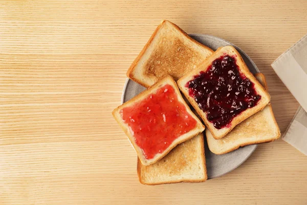 Leckere Toasts mit süßen Marmeladen auf dem Tisch — Stockfoto