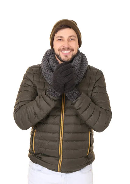 Hombre joven con ropa de abrigo sobre fondo blanco. Listo para vacaciones de invierno —  Fotos de Stock