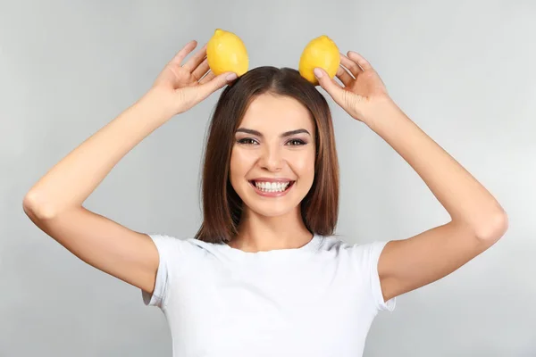 Gri Arka Plan Üzerinde Olgunlaşmış Limon Ile Komik Genç Kadın — Stok fotoğraf