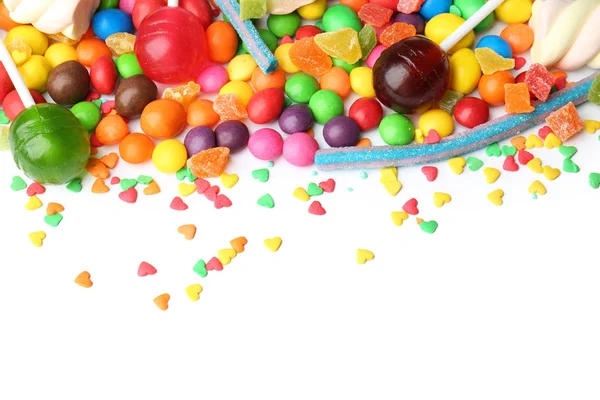 Diferentes doces coloridos no fundo branco — Fotografia de Stock
