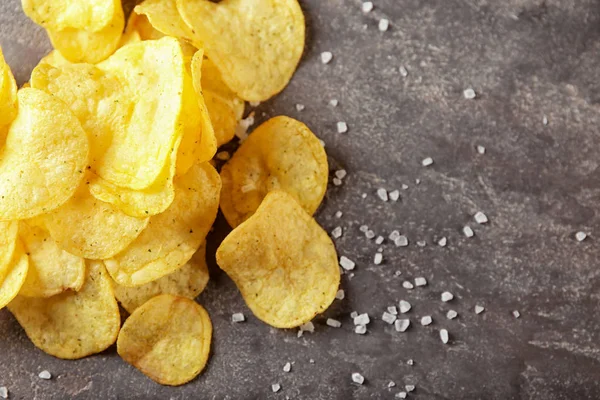 Gri masada tuz ile nefis gevrek patates cipsi