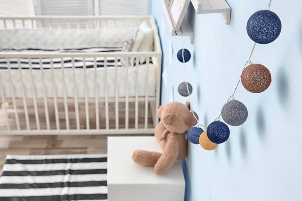 Mooie garland op muur in de kinderkamer — Stockfoto