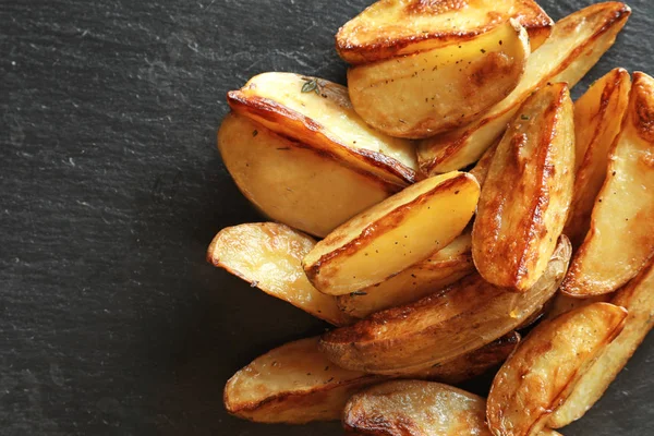 Вкусные картофельные клинья на столе — стоковое фото