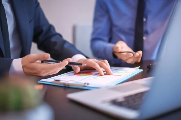 Hommes travaillant à table au bureau, gros plan. Concept de négociation financière — Photo