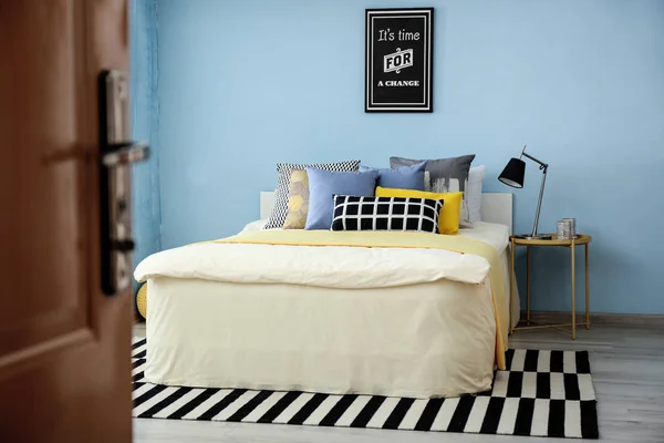 Quarto elegante interior com cama confortável — Fotografia de Stock