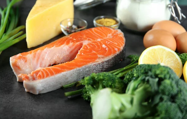 Ingredientes para quiche saboroso com brócolis e salmão na mesa — Fotografia de Stock