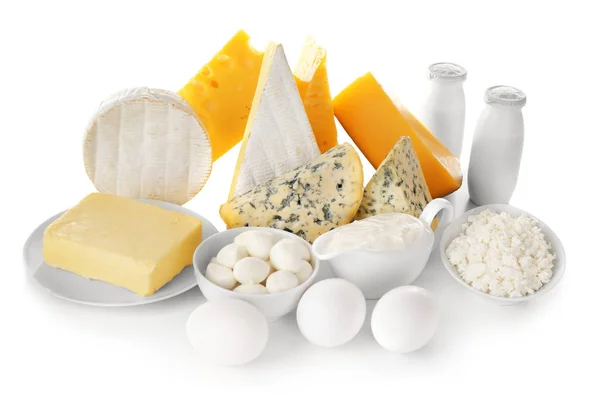 Różne produkty mleczne i jajka na białym tle — Zdjęcie stockowe