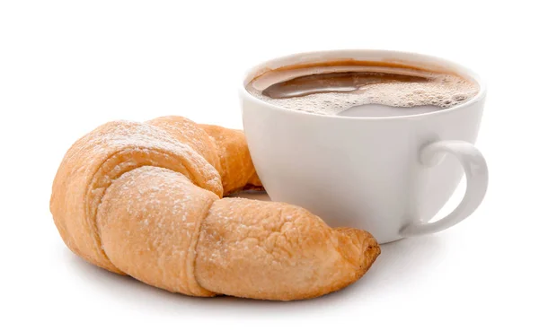 Вкусный рулон полумесяца с чашкой кофе на белом фоне — стоковое фото