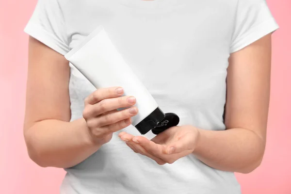 Mujer aplicando crema corporal sobre la piel, primer plano —  Fotos de Stock