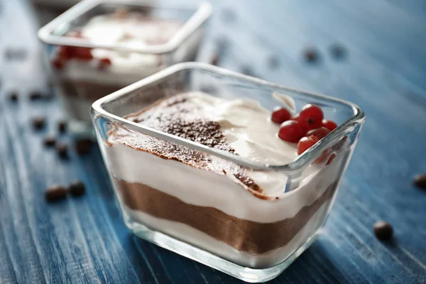 Ahşap masa, closeup üzerinde lezzetli vanilyalı puding ile kase — Stok fotoğraf
