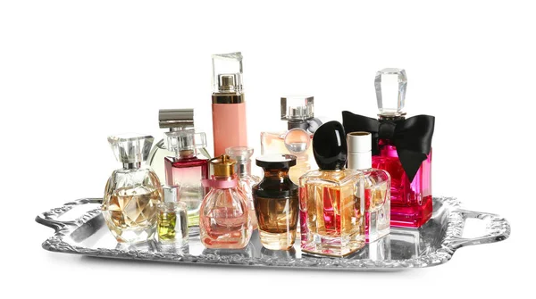 Bandeja de metal con frascos de perfume sobre fondo blanco — Foto de Stock