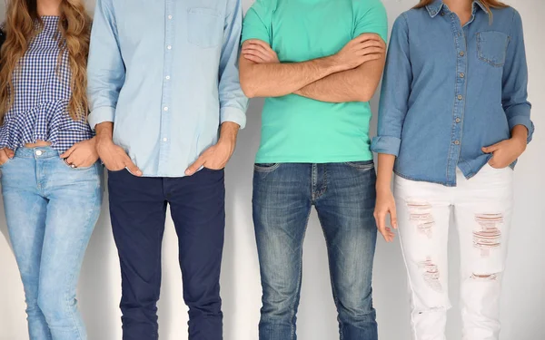 Gruppe junger Leute auf hellem Hintergrund. Einheitskonzept — Stockfoto