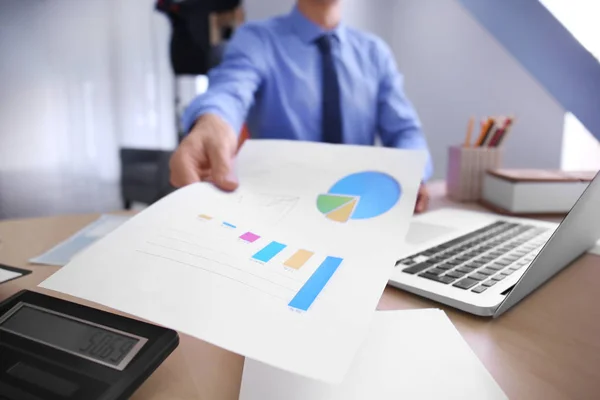 Man aan het werk aan tafel in kantoor, close-up. Financiële handel concept — Stockfoto