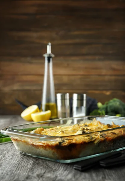 Plat de cuisson en verre avec une délicieuse casserole de brocoli sur la table. Frais du four — Photo