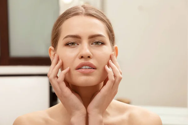 Young woman with beautiful eyebrows indoors — Stock Photo, Image