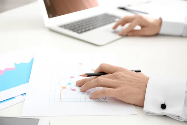 Jonge man aan het werk aan tafel in office. Raadpleging van dienstverleningsconcept — Stockfoto