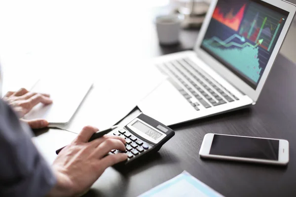 Un uomo che lavora al tavolo in ufficio, primo piano. Concetto di negoziazione finanziaria — Foto Stock