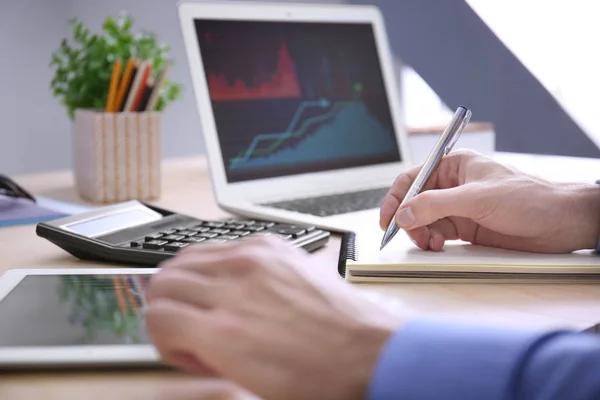 Office, closeup masada çalışan adam. Finansal ticaret kavramı — Stok fotoğraf