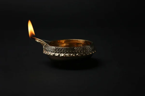 Diwali diya или глиняная лампа на темном фоне — стоковое фото