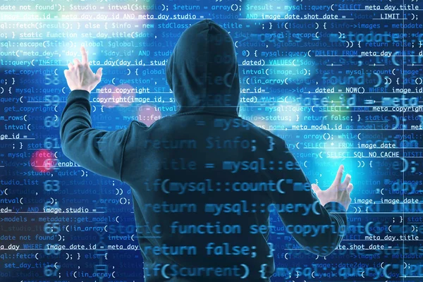 Hacker trabajando con código en pantalla virtual. Concepto de ciberataque y seguridad — Foto de Stock