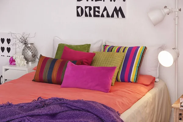 Elegante habitación interior con cama cómoda —  Fotos de Stock