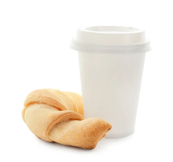 Rolo crescente saboroso com xícara de café no fundo branco — Fotografia de Stock