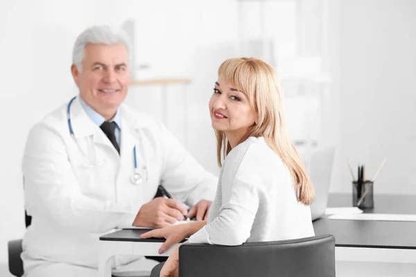 Male doctor consulting patient in clinic — Stock Photo, Image