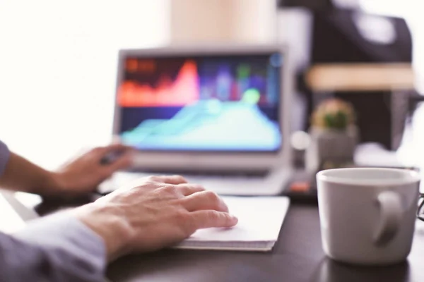 Man aan het werk aan tafel in kantoor, close-up. Financiële handel concept — Stockfoto