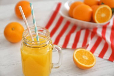 Mason kavanoza taze portakal suyu ve meyve ahşap tablo