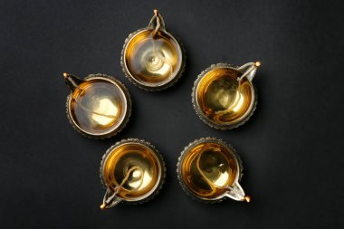 Diwali diyas veya kil lambalar koyu arka plan üzerinde